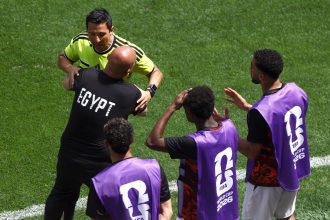 Egito reclama de pênalti ignorado em derrota polêmica para a Bélgica