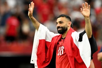 Egito vence de virada e faz história na Copa com gol e assistência de Salah