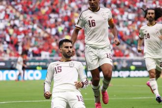 Espanha avança com gol polêmico e elimina Uruguai na fase de grupos