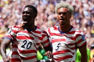EUA vence Austrália por 2 a 0 e avança às oitavas da Copa sem Pulisic