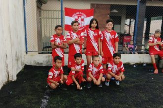 Ex-jogador transforma vidas de 100 jovens com futebol no Juá