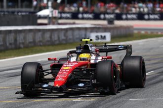 ferrari vence em barcelona com hamilton em corrida hist rica 20260615