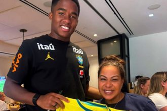 Filhos de jogadores invadem treino da Seleção em dia especial