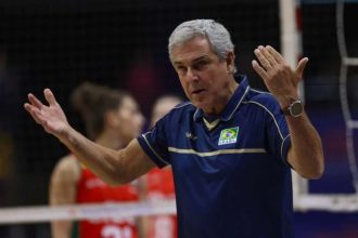FIVB suspende técnico Zé Roberto por gesto obsceno em jogo do Brasil