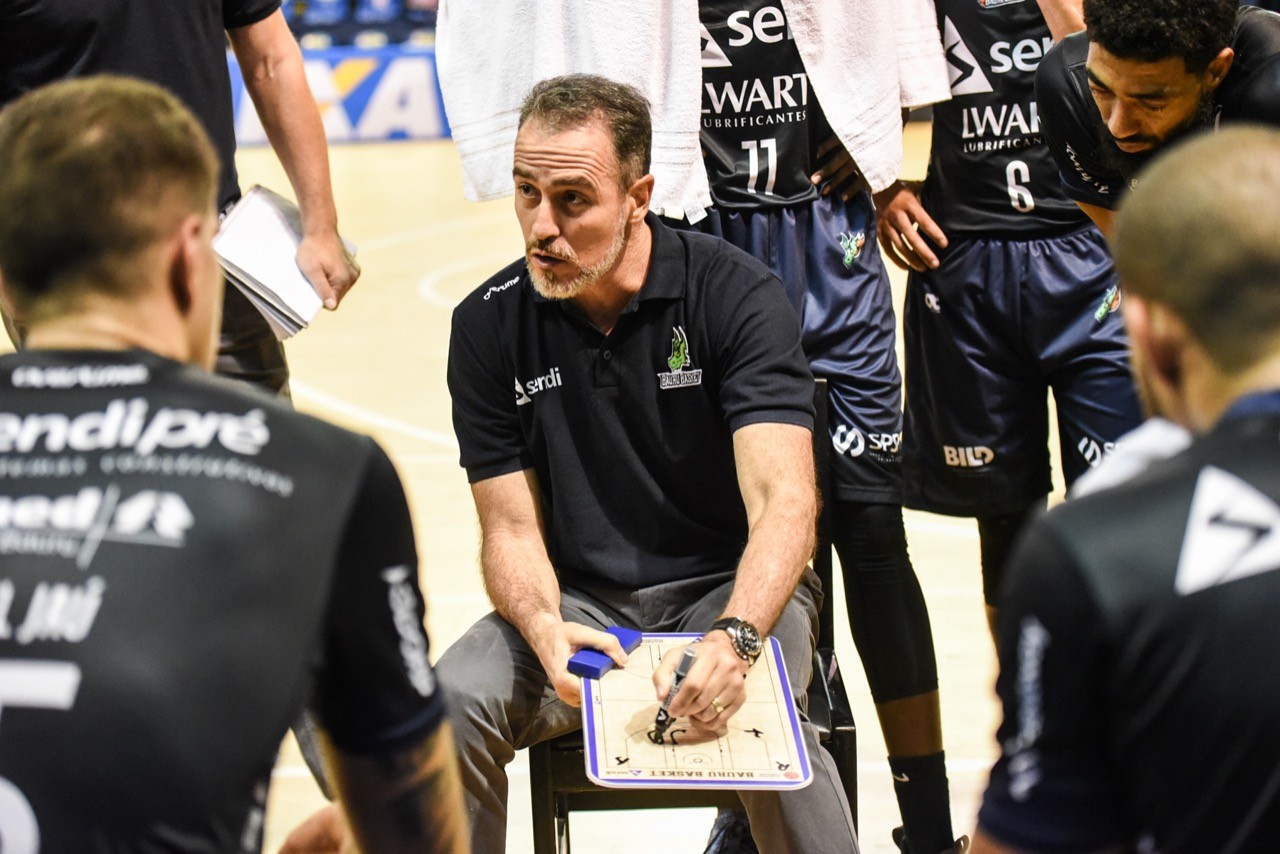 flamengo anuncia dem trius como t cnico do basquete ap s vex 20260615