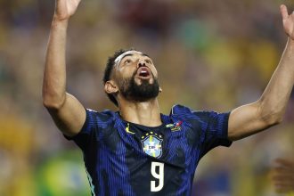 Fora do Catar, Cunha marca dois gols e brilha no primeiro Mundial