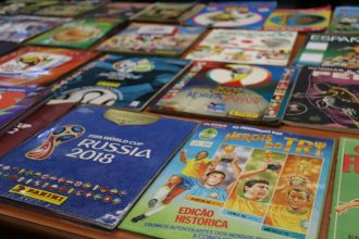 Gaúcho coleciona mais de 400 álbuns completos de figurinhas de futebol
