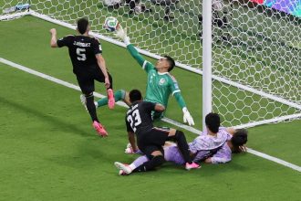 Goleiro do México que trabalhou em açougue brilha na Copa sem sofrer gols