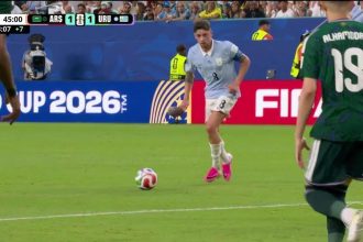 Goleiro saudita brilha, mas Valverde leva prêmio e divide torcedores