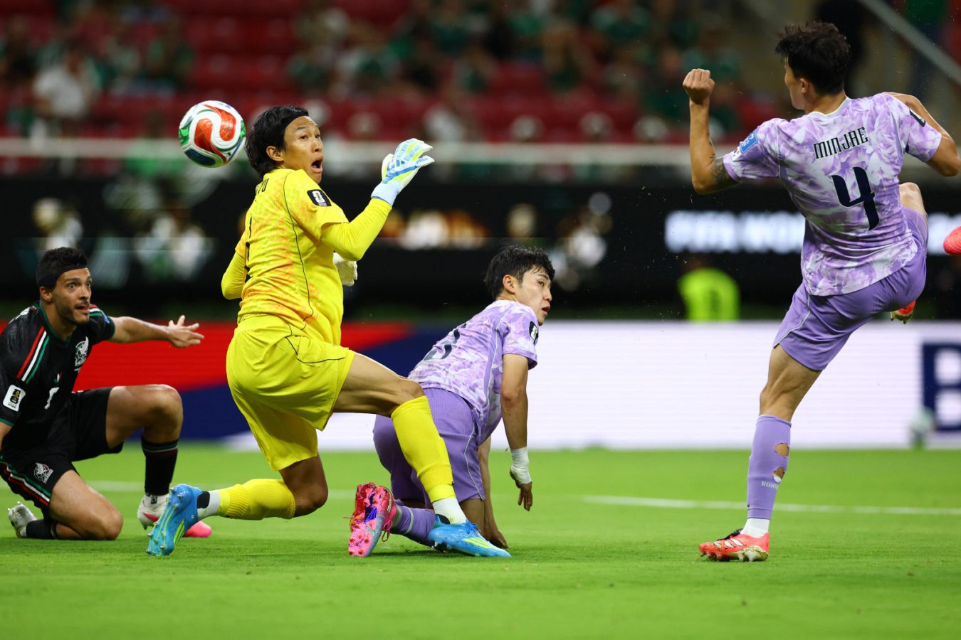 goleiro sul coreano derruba companheiro e entrega gol ao m x 20260619