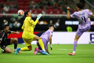Goleiro sul-coreano derruba companheiro e entrega gol ao México na Copa