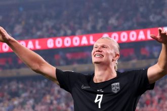 Haaland faz história e lidera Noruega ao mata-mata da Copa