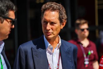 Hamilton vence pelo Ferrari em Barcelona e emociona presidente da equipe