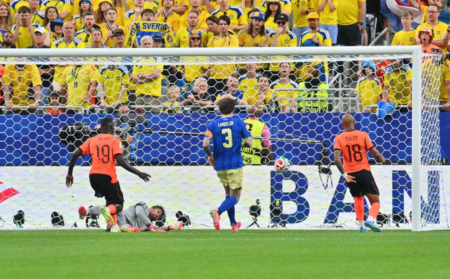 holanda goleia su cia e jovem brobbey amea a vaga de memphis 20260620