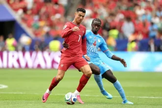 Inglaterra goleia Croácia e Portugal empata na estreia da Copa