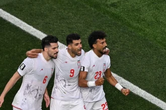 Irã e Nova Zelândia empatam em 2 a 2 em estreia eletrizante na Copa
