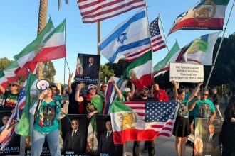 Iranianos protestam contra seleção do Irã durante treino em Los Angeles