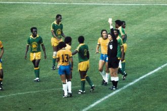 Jogador do Zaire chuta bola antes de Rivelino e entra para história da Copa