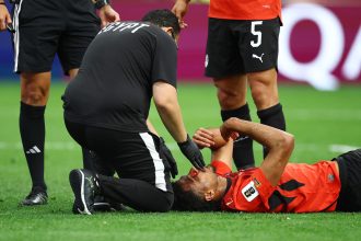 Jogador leva cotovelada no olho e preocupa Egito na Copa do Mundo