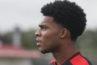 Jogador sofre parada cardíaca em treino e se recupera consciente