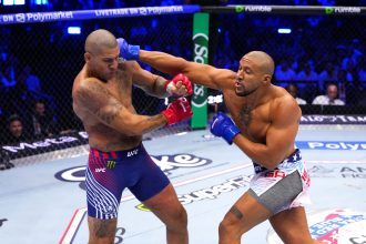 Jon Jones usa cordão com bode após derrota de Poatan e provoca nas redes
