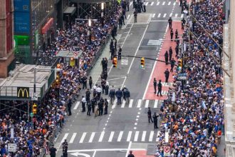 Knicks encerra jejum de 53 anos com desfile histórico em NY
