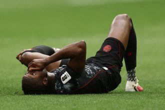 Koné sofre lesão assustadora e choca jogadores na Copa das Confederações