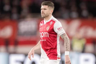 Lateral brasileiro Caio Henrique pode trocar Monaco pelo Ajax por R$ 59 mi