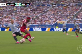 Lateral do Flamengo leva caneta e vira meme em jogo do Uruguai