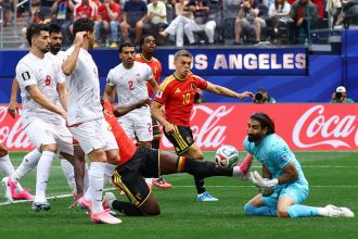 Lukaku choca goleiro do Irã em 23 segundos e leva amarelo na Copa