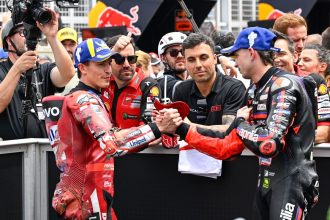 Márquez encosta em Bezzecchi e acirra briga pelo título da MotoGP