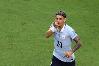 Maxi Araújo marca, presta homenagem a Suárez e empata para o Uruguai