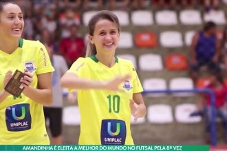 Melhor do mundo 8 vezes, Amandinha vira cidadã catarinense e chora
