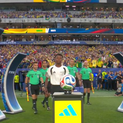 menino de 13 anos entra em campo com bola oficial em jogo do 20260620