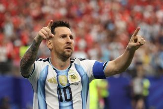 Messi brilha, Argentina vence e avança rumo ao tetracampeonato