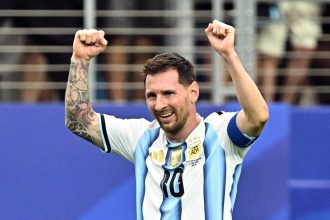 Messi faz 5 gols em 2 jogos e domina debate nas redes contra CR7