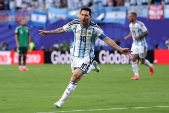 Messi faz hat-trick e iguala Klose como maior artilheiro da história das Copas