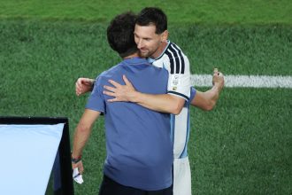 Messi faz hat-trick, iguala Klose e Scaloni fica sem palavras