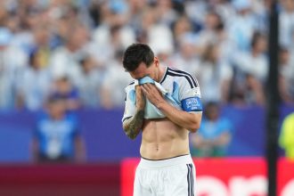 Messi faz hat-trick, iguala recorde de Klose e lidera goleada da Argentina