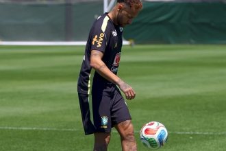Neymar treina, mas segue como dúvida; trio volta e fica liberado contra Haiti