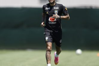 Neymar volta a treinar e aquece esperanças do Brasil na Copa