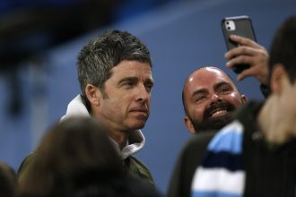 Noel Gallagher se emociona com torcida inglesa cantando Wonderwall na Copa