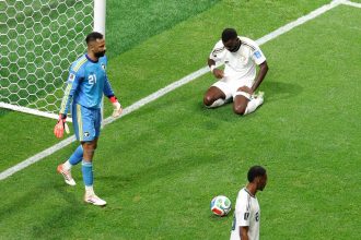 Príncipe saudita visita vestiário e mantém esperança de classificação na Copa