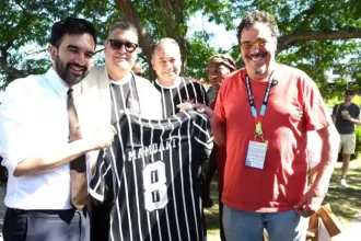 Prefeito de Nova York ganha camisa do Corinthians antes da estreia do Brasil