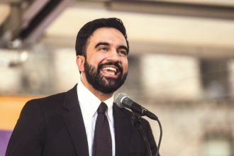 Prefeito de NY homenageia Sócrates e celebra a Democracia Corinthiana