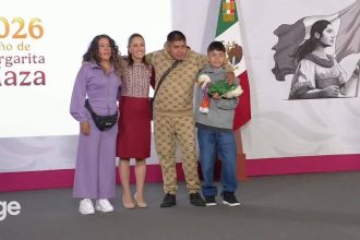 Presidente do México homenageia pato viral da Copa no Palácio Nacional