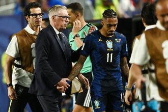 Raphinha deixa jogo com lesão e preocupa seleção brasileira