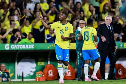 Ancelotti testa Rayan entre os titulares e volta a usar esquema com quatro atacantes