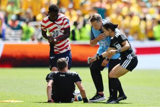 Árbitro cai com câimbras na Copa e bebe suco de picles para se recuperar