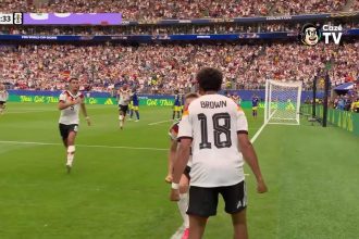 Árbitro do VAR faz gesto racista em jogo e Fifa abre investigação